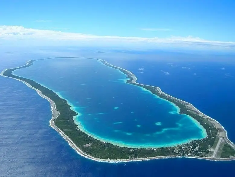 Vue aérienne de l'atoll de Takapoto : un anneau de corail fermé autour de son lagon turquoise