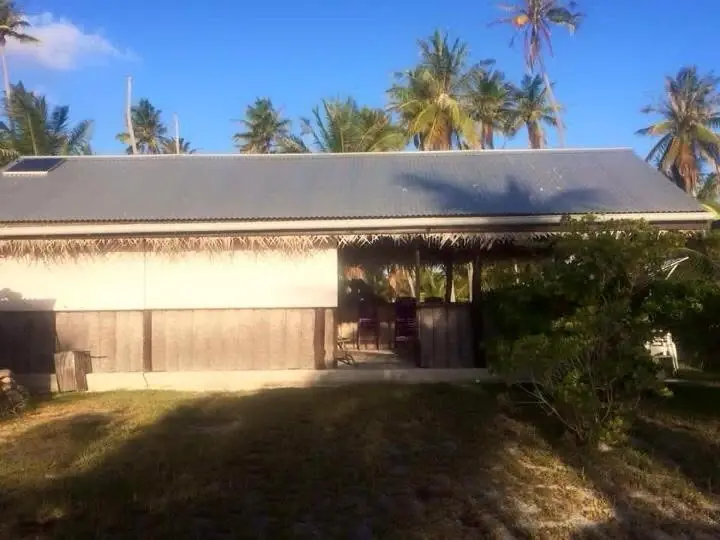 La salle à manger commune de la pension, ouverte sur le lagon