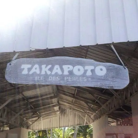 Le panneau de bois : Takapoto, île des perles