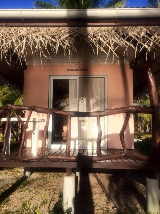 Détail de la terrasse et de sa rambarde en bois flotté